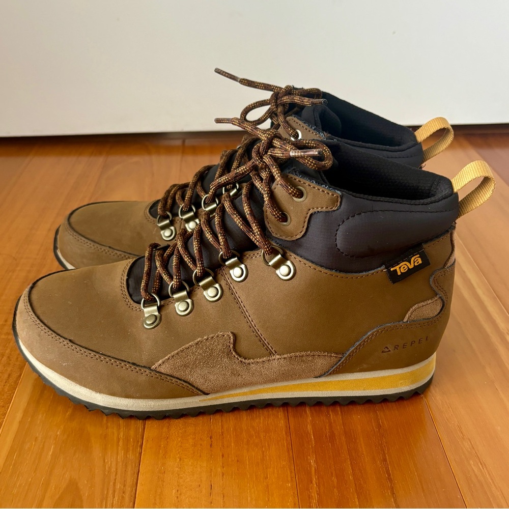 Like New TEVA Men's Freeside RR Boot - Size 9.5